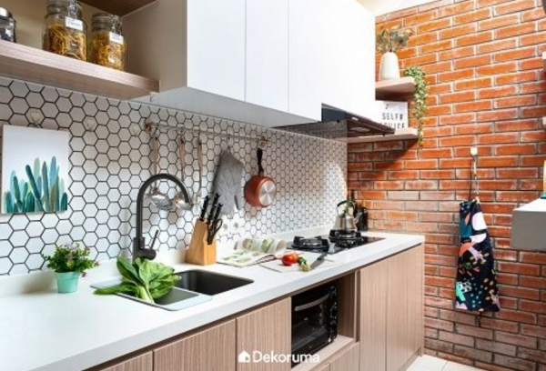 Kitchen set minimalis dengan backsplash tile bertekstur
